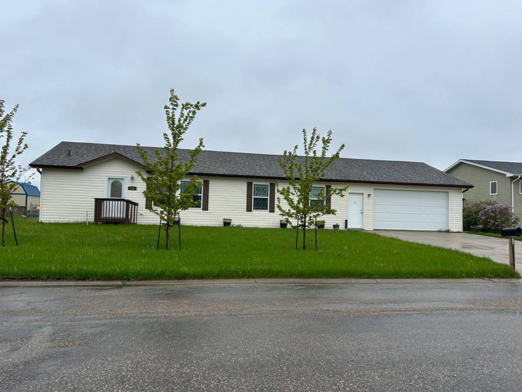 606 10th St NW Devils Lake, North Dakota