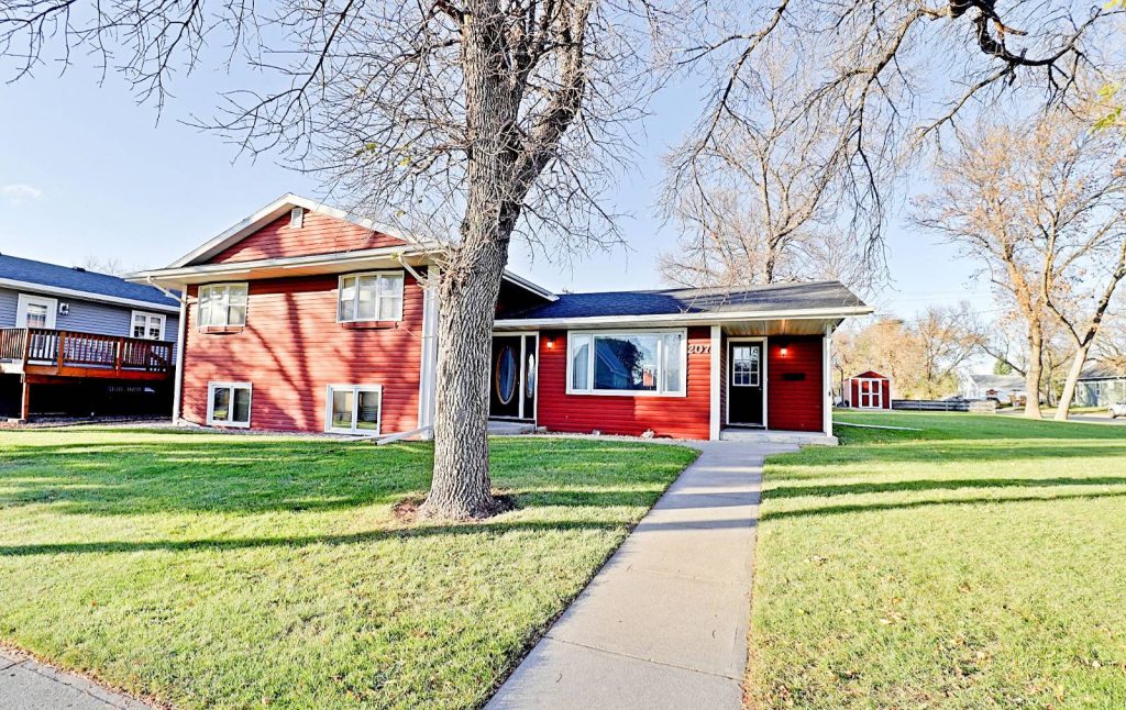 207 10th St NW Devils Lake, North Dakota — Devils Lake, Ramsey County, ND — home — home for sale