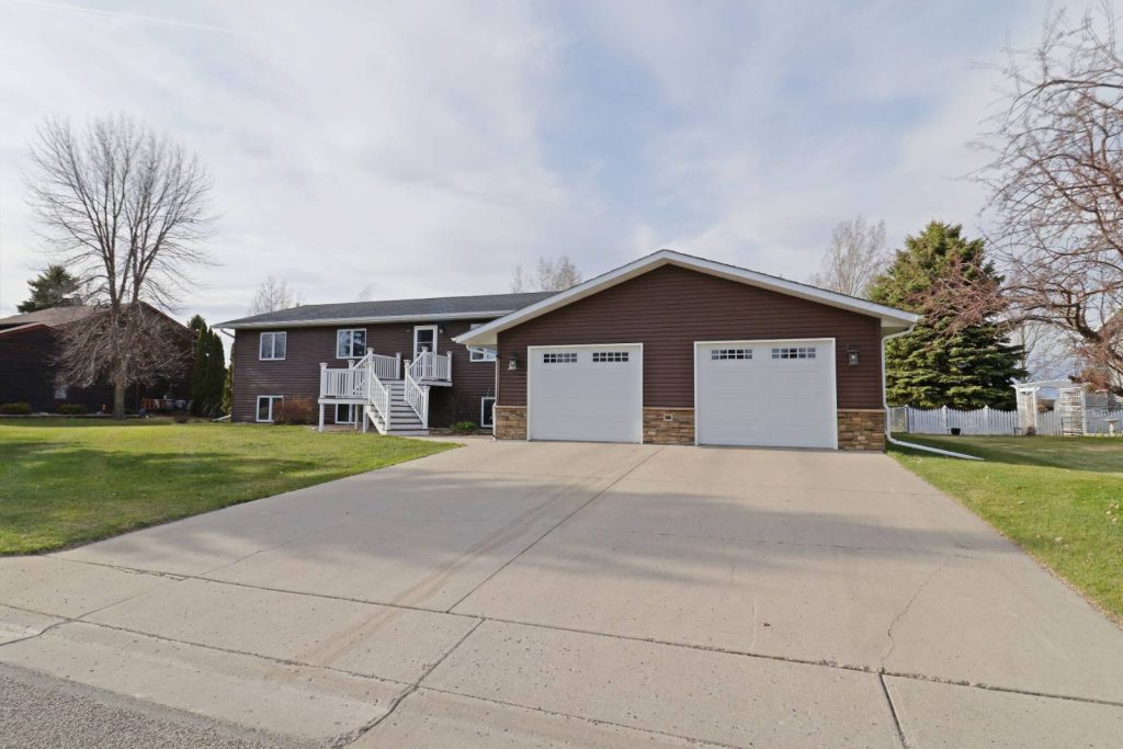 105 21st St NE Devils Lake, North Dakota — Devils Lake, Ramsey County, ND — home — home for sale