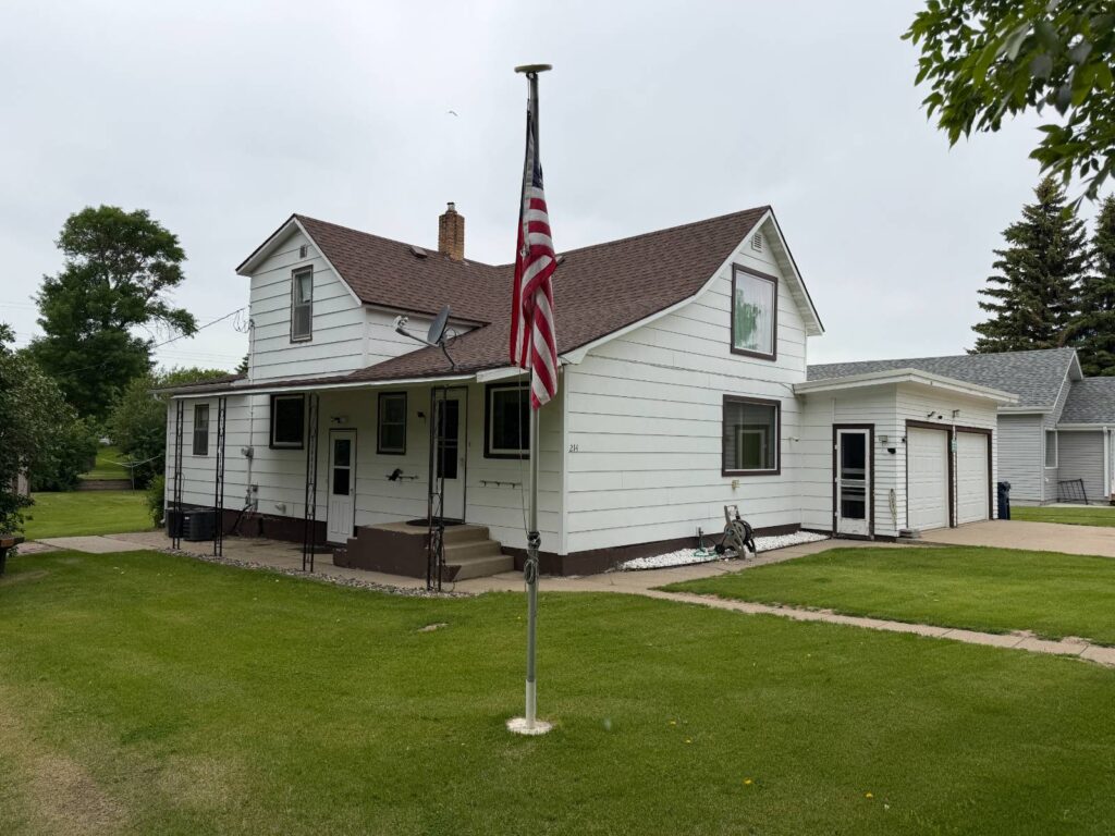 214 3rd St W McClusky, North Dakota