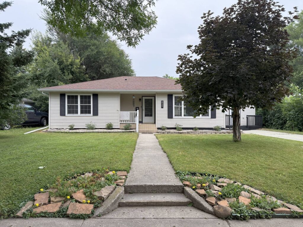 825 7th Street NE Devils Lake, North Dakota — Devils Lake, Ramsey County, ND — home — home for sale